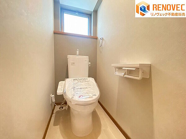 【2階　トイレ】◆快適で清潔な温水洗浄便座付きです◆1階と2階の2箇所のトイレがあれば少しは朝のトイレラッシュの緩和になりますね♪
