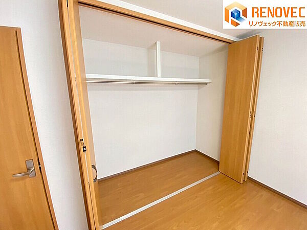 【洋室2　クローゼット】◆ご家族の思い出も大切にしまっておけるたっぷり収納◆全居室に収納スペースがございます！◆住空間がスッキリして快適に暮らせそうですね♪