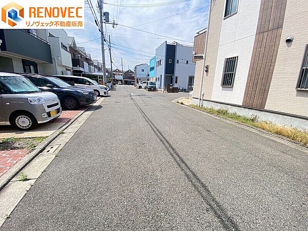 【前面道路含む現地写真】◆駐車が苦手な方にも嬉しい幅員6ｍ以上の道路に面した住まい◆空室につき、ゆっくりご内覧いただけます♪