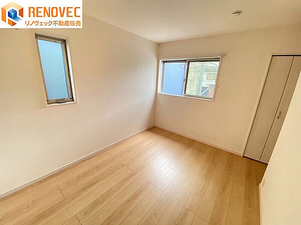 【洋室1】◆2面採光のお部屋は、窓を開けると空気の通り道が自然にできるため、風通しが抜群に良く、湿気やニオイ対策に有効です。