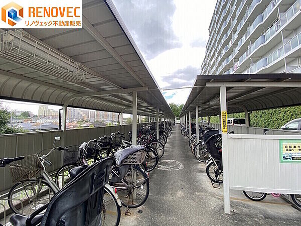 【駐輪場】◆きちんと整列され管理が行き届いた駐輪場◆屋根があるので雨から自転車を守ります◆通学・通勤に便利な駐輪場です◆ルールを守ってキレイに駐輪しましょう