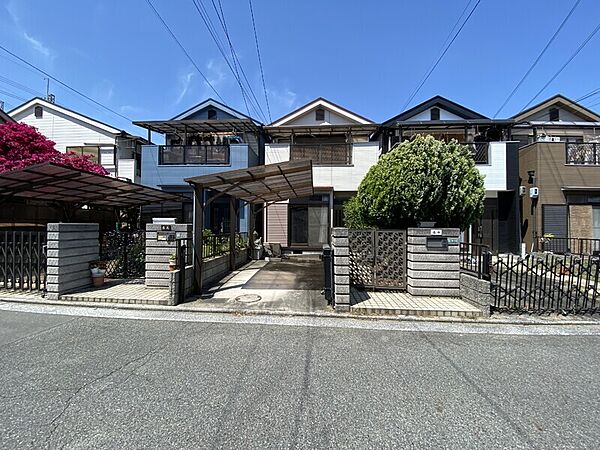 【前面道路を含む外観】建築条件はございません！提携ハウスメーカーのご紹介も致しますお気軽にお問合せ下さい。