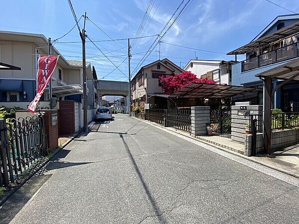 【前面道路を含む外観写真】南側の前面道路幅員は広く交通量も極めて少ない大変静かな立地です！間取りの設計をし易い長方形型の土地です