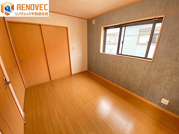 【2階　洋室2】◆約6.0帖の洋室です◆たっぷりの収納スペースで住空間もスッキリ！◆落ち着いた色のアクセントクロスがオシャレですね♪