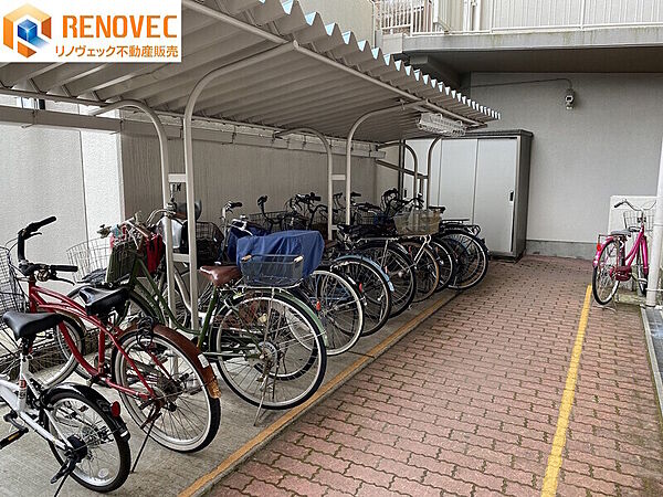 【自転車置場】◆きちんと整列され管理が行き届いた駐輪場◆屋根があるので雨から自転車を守ります◆通学・通勤に便利な駐輪場です◆ルールを守ってキレイに駐輪しましょう