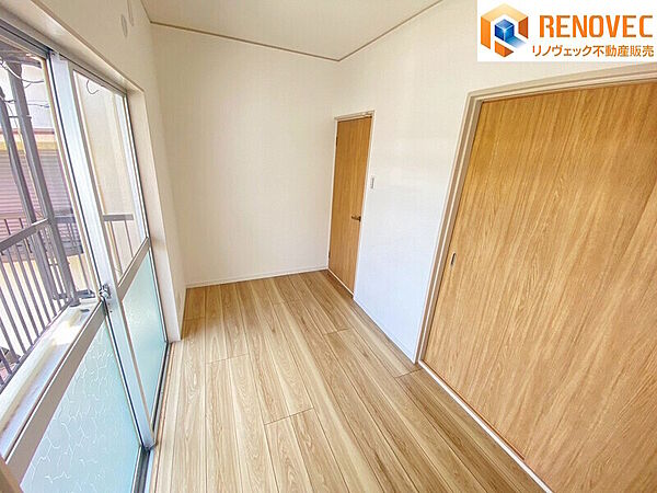 【2階　洋室】◆バルコニーに面しているので明るく風通しの良いお部屋です◆大きな収納で住空間がスッキリして快適に過ごせそうですね♪