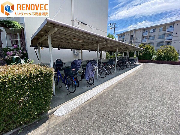 【自転車置場】◆きちんと整列され管理が行き届いた駐輪場◆屋根があるので雨から自転車を守ります◆通学・通勤に便利な駐輪場です◆ルールを守ってキレイに駐輪しましょう