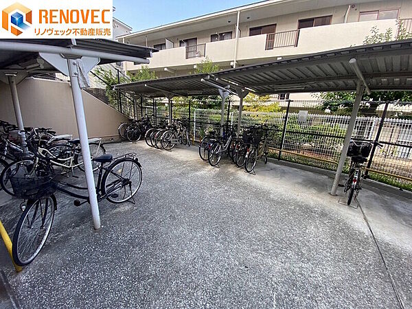 【自転車置場】◆きちんと整列され管理が行き届いた駐輪場◆屋根があるので雨から自転車を守ります◆通学・通勤に便利な駐輪場です◆ルールを守ってキレイに駐輪しましょう