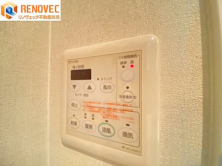 【浴室暖房乾燥機】◆浴室暖房乾燥機付きで一年中快適。入浴前の暖房や、室内干しにも便利に使えます