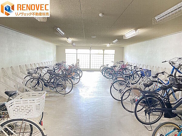【自転車置場】◆きちんと整列され管理が行き届いた駐輪場◆屋根があるので雨から自転車を守ります◆通学・通勤に便利な駐輪場です◆ルールを守ってキレイに駐輪しましょう