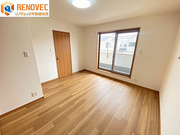 【洋室3】◆バルコニーに面しているので明るく風通しの良いお部屋です◆2面採光のお部屋は、陽の当たる時間が長く冬でもあたたかいですよ♪