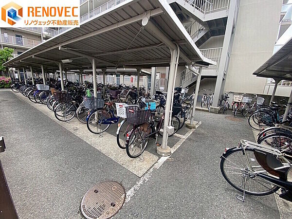 【自転車置場】◆きちんと整列され管理が行き届いた駐輪場◆屋根があるので雨から自転車を守ります◆通学・通勤に便利な駐輪場です◆ルールを守ってキレイに駐輪しましょう