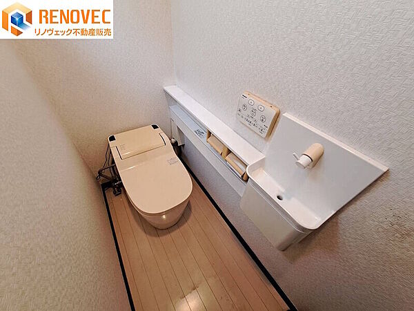 【トイレ】◆1階と2階の2箇所のトイレがあれば少しは朝のトイレラッシュの緩和になりますね♪◆窓があって換気もいいです！