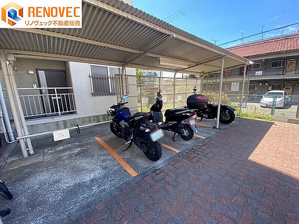 【バイク置場】◆敷地内にバイク置き場を確保。大切な愛車を身近に保管でき、通勤や買い物はもちろん、休日のツーリングも気軽に楽しめる快適な住環境です。