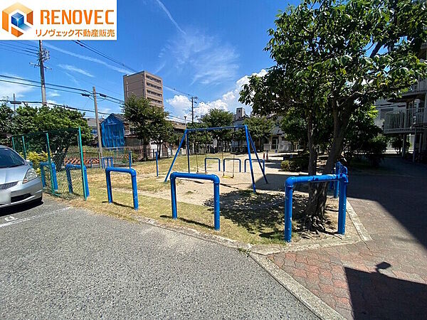 【公園】◆住まいのすぐそばに公園があり、お子さまとの外遊びや気分転換にも便利な住環境。四季の自然を身近に感じながら、ご家族で心地よい毎日をお過ごしいただけます。
