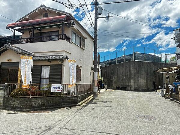 ◆建替え用地としてもご検討下さい二方向が道路に面した開放感あふれる角地。陽当たりと風通しに恵まれ、毎日の暮らしをより快適にしてくれる新築用地です。