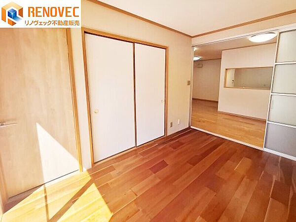 【洋室】◆リビングつながりのお部屋ですので、扉を開放してリビングの延長として使えます♪◆たっぷりの収納スペースで住空間もスッキリ！