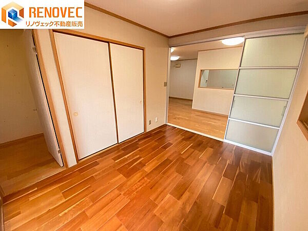 【洋室1】◆リビングつながりのお部屋ですので、扉を開放してリビングの延長として使えます♪◆たっぷりの収納スペースで住空間もスッキリ！