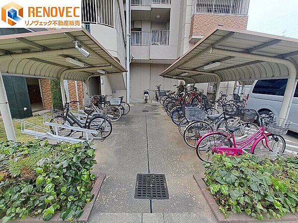 【自転車置場】◆きちんと整列され管理が行き届いた駐輪場◆屋根があるので雨から自転車を守ります◆通学・通勤に便利な駐輪場です◆ルールを守ってキレイに駐輪しましょう