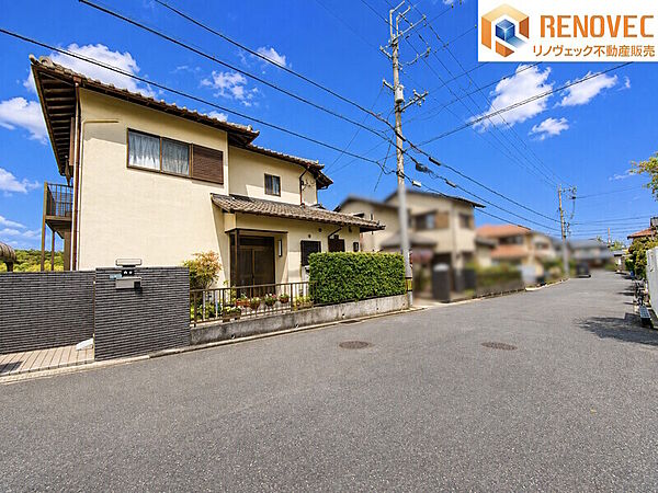【前面道路含む現地写真】◆180.68？のゆとりある土地面積が魅力。◆ご家族のライフスタイルに合わせて、住まいの間取りやお庭など幅広いプランをご検討いただけます。
