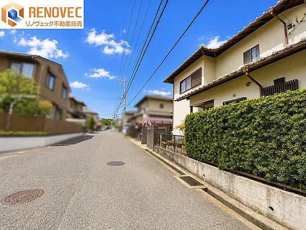 【前面道路含む現地写真】◆前後が道路に面した二方両面道路の立地で、開放感のある住環境が魅力。◆風通しや採光にも配慮した、明るい住まいづくりが期待できます♪