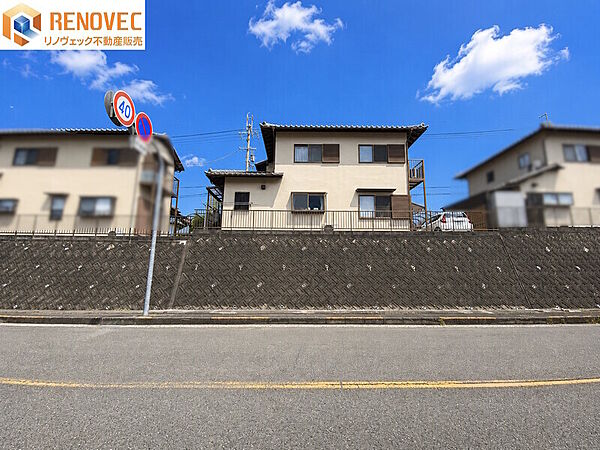 【前面道路含む現地写真】◆ゆとりある敷地を活かして、ご家族それぞれの希望に合わせた住まいづくりを。◆建築条件なしなので、自由度の高い建築プランをご検討いただけます♪