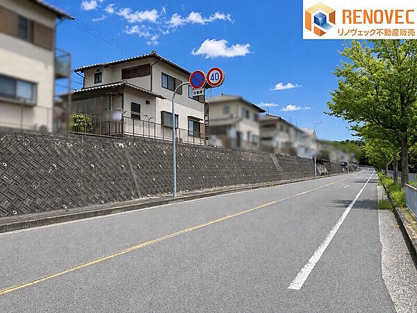 【前面道路含む現地写真】◆開放感のある二方両面道路と、自然豊かな住環境が魅力の土地。◆ゆったりとした敷地で、ご家族が思い描く理想のマイホームを叶えてみませんか♪