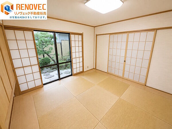 【1階　和室※AI加工】◆すぐに横になれる和室は、みんながほっと一息つける空間◆リビングに面した和室は重宝します◆和モダンな「縁無し畳」がいいですね♪