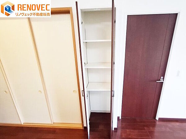 【リビングダイニング　収納】◆ストック品や普段使わないものを収納することで、各部屋の収納スペースを有効活用できます♪◆家族みんなが出し入れしやすいのもメリットです♪