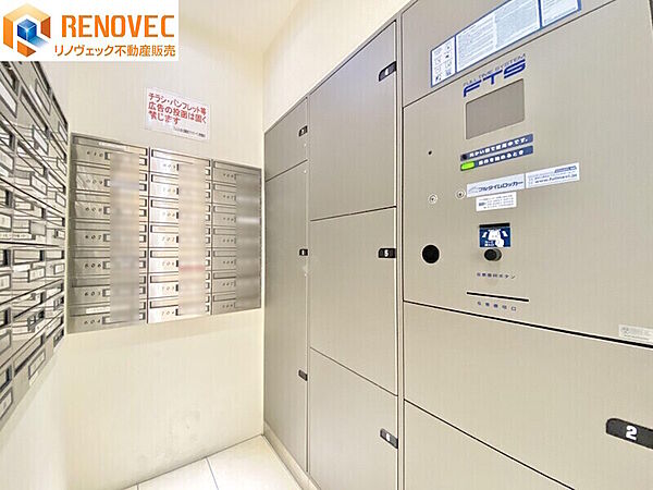 【集合ポスト・宅配ボックス】◆郵便物は屋内から取り出せるので雨の日でもダイジョウブ！◆共働きのご家庭や、配達人さんと顔を合せたくない時に宅配ＢＯＸがあるのは、大変助かりますね♪