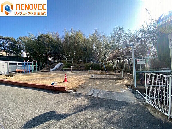 【敷地内公園】◆住まいのすぐそばに公園があり、お子さまとの外遊びや気分転換にも便利な住環境。四季の自然を身近に感じながら、ご家族で心地よい毎日をお過ごしいただけます。