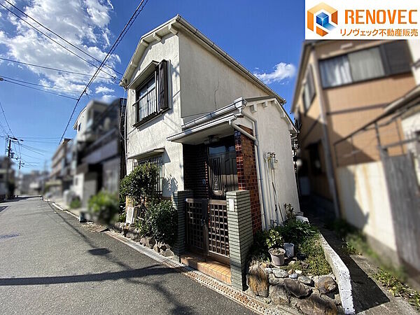 【前面道路含む現地写真】◆スーパーやコンビニなどが徒歩圏内に揃う、暮らしやすい住環境。◆毎日のお買い物も気軽に楽しめる便利な立地です。◆生活利便性を大切にしたいご家族にもおすすめです♪