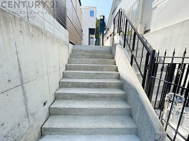玄関へのアプローチは駐車場を通り専用通路の先の階段を上り、玄関へとつながっております。