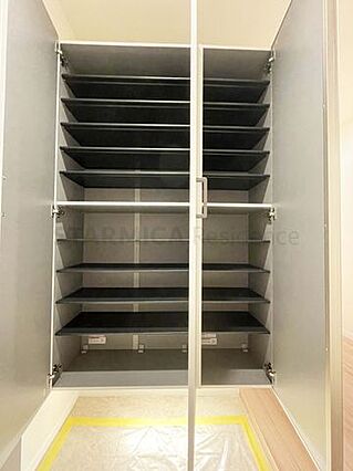 サンダルからブ...
