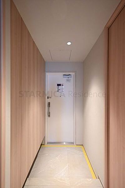 電気の消し忘れも防げ、節約になる人感センサーを設置した玄関。