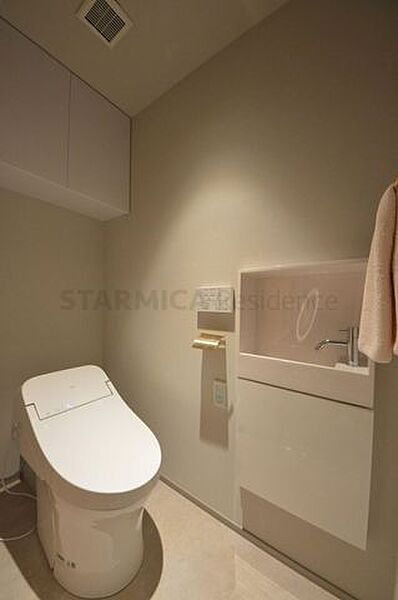 落ち着きのあるホテルライクなトイレ空間。