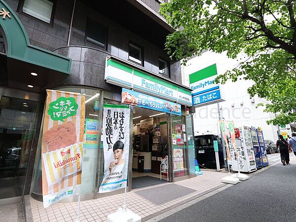 ファミリーマート代々木駅西店 110m