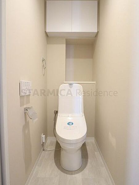 パワー脱臭機能などを備えた温水洗浄便座付きトイレ
