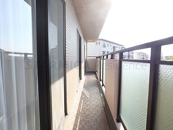 3部屋に沿って2バルコニーのゆとり