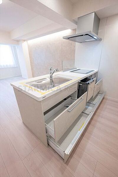 スライドタイプの収納は調理器具もたっぷり入ります