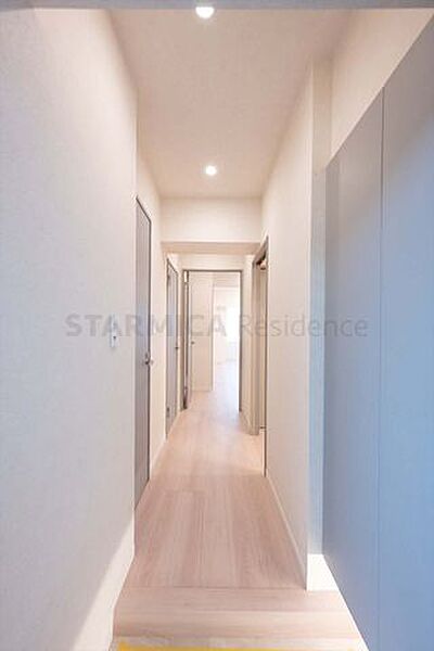 廊下は間接照明がやさしく照らす、ゆったりとした空間にしあげました