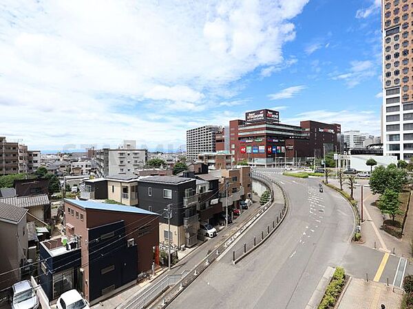 学校や大型ショッピングセンターがあります
