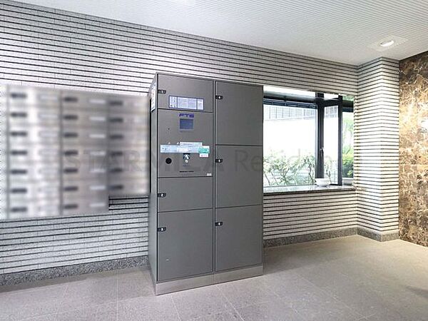 共用部には宅配ボックスが完備されており、留守にしていても荷物の受け取りが可能です
