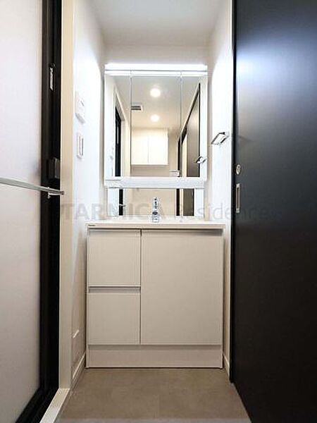 収納力と実用性を兼ね備えた三面鏡付き洗面台