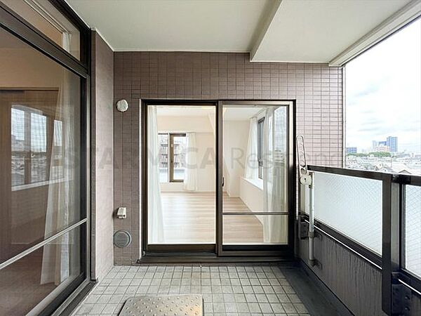 2面バルコニーと3面採光で光そそぐ空間設計。