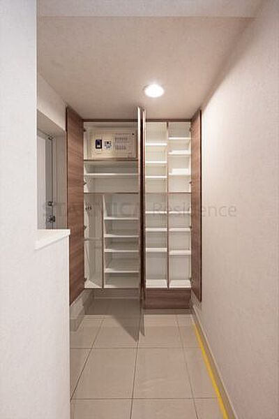 サンダルからブーツまで収納力豊かな下足入れ