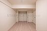 収納：お部屋には容量たっぷりのクローゼット付きでお洋服やかさばる荷物もすっきり整理できます