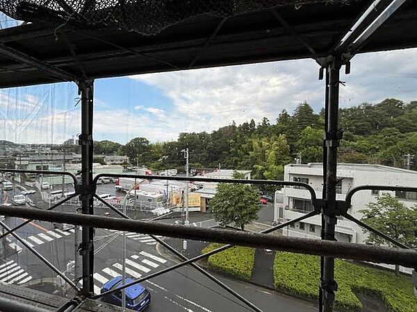 お部屋からの眺望は遮る建物がなく開放的です※大規模修繕工事実施中