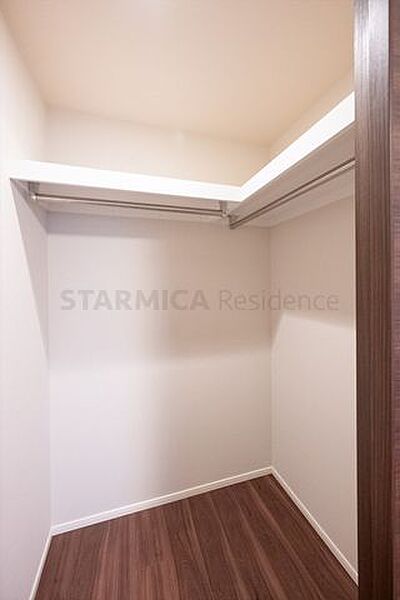 収納力豊富なウォークインクローゼットを設置、目的に応じてすっきり美しい収納を実現します。