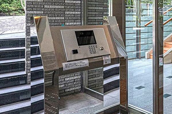 オートロックシステム完備で安心のセキュリティ。